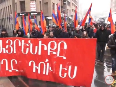 Փաշինյանի հրաժարականը պահանջող քաղաքացիները երթով գնում են Ազատության հրապարակ (ֆոտո)