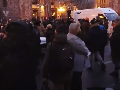Փաշինյանի հրաժարականը պահանջող քաղաքացիները Հանրապետության հրապարակում վանկարկում են «Նիկոլ, դավաճան»