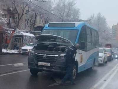 «Սա մեր նոր ձեռք բերված ГАЗель-ն է». Թեհմինա Վարդանյանը փողոցում խափանված մինի ավտոբուսի լուսանկար է հրապարակել