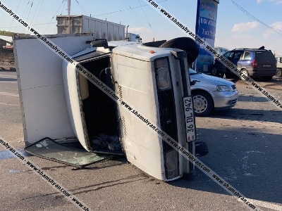 Թբիլիսյան խճուղում բախվել են Opel Zafira-ն ու ВАЗ 2345-ը. վերջինս կողաշրջվել է, Opel-ն էլ բախվել վահանակին