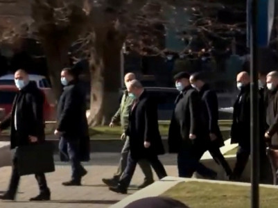 Armenia PM walks to 3rd building of government while being called "traitor"