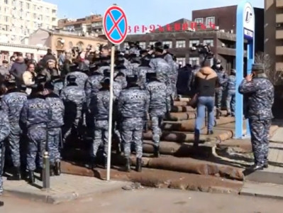 25 people apprehended outside Armenia government building