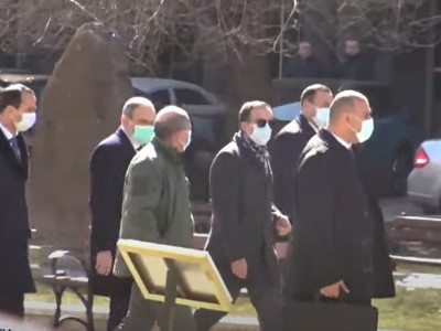 Armenia premier leaves 3rd building of government