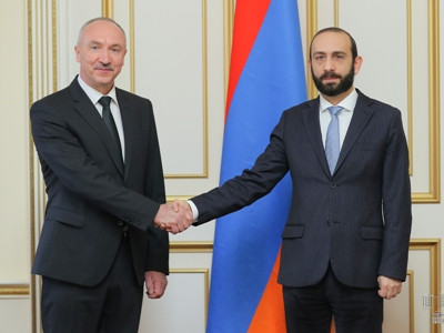 Համոզված եմ՝ պաշտոնական Մինսկը կփորձի նպաստել ռազմագերիների շուտափույթ վերադարձին. Արարատ Միրզոյանը՝ Բելառուսի դեսպանին