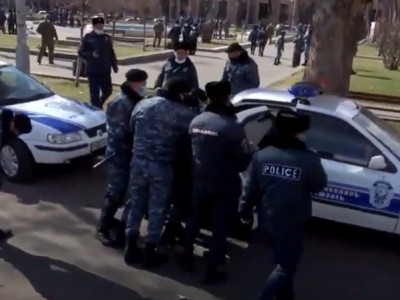 «Ոտքս մնաց ասֆալտի եւ ոստիկանական մեքենայի աստիճանի մեջտեղում». ոտքը կոտրած ՀՅԴ անդամը դուրս գրվեց հիվանդանոցից