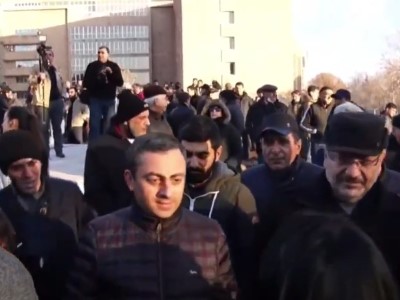 Արամ Մանուկյանի արձանի մոտից մեկնարկեց վարչապետի հրաժարականի պահանջով անհնազանդության երթը
