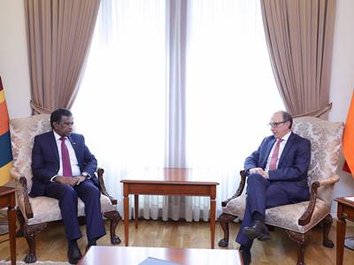Sri Lankan ambassador presents copies of his credentials to Armenian FM