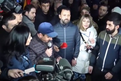 Yerevan: Opposition and citizens demanding PM's resignation approach police building