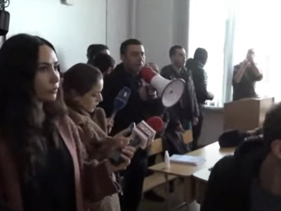 Protesters enter Armenian State University of Economics