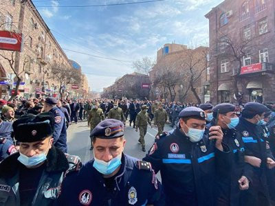 168.am: Полиция не разрешает чиновникам покидать здания, чтобы впоследствии использовать их на митинге