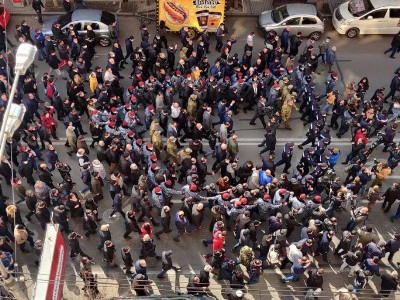 Пашинян в окружении красных беретов прошелся по центральным улицам Еревана и вернулся в здание