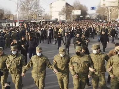 Шествие Пашиняна по Еревану: Всенародного избранного окружает тройное кольцо охраны