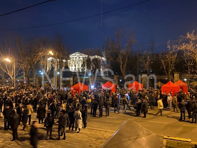 Требующие отставки Пашиняна участники акции на проспекте Баграмяна устанавливают палатки
