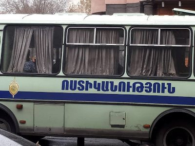 К парламенту Армении стянуты полицейские силы
