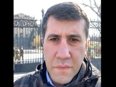 Правозащитник: У ворот парламента выставлена вооруженная охрана, что абсолютно неприемлемо