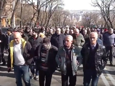 В Ереване протестующие шествием направились к президентской резиденции