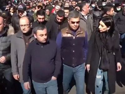 Шествие участников акции протеста направляется к зданию Генпрокуратуры Армении