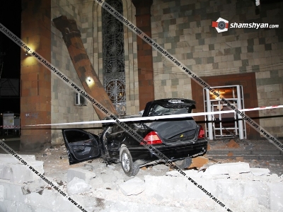 Տեսախցիկը ֆիքսել է՝ ինչպես է 27-ամյա վարորդը Mercedes-ով տապալում «Կինո Հայրենիքի» տուֆե հսկայական հենասյուներից մեկը