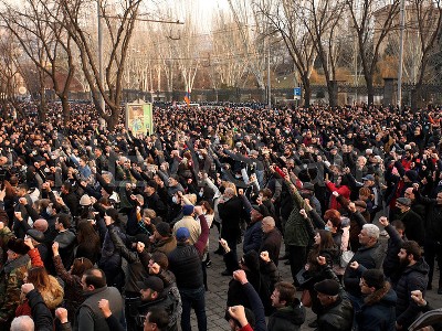 На проспекте Баграмяна стартовал митинг Движения по спасению Родины