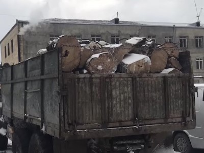Իջևանի ոստիկանները ապօրինի հատված փայտանյութով բարձված «Ուրալ» են հայտնաբերել