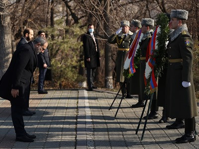 Armenia PM pays tribute to victims of Sumgait pogroms