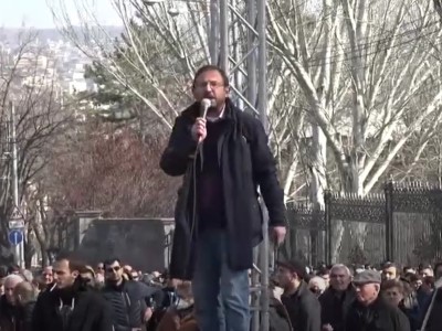 Գեղամ Մանուկյանը խորհուրդ տվեց հանրահավաքի բանախոսներին՝ մեջքով կանգնել դեպի Ազգային ժողովը