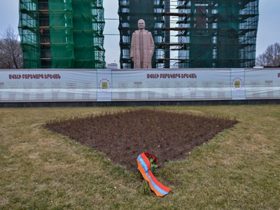 От имени президента Армении в память о жертвах событий 1 марта 2008 года возложены цветы