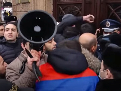 Молодые оппозиционеры провели акцию против Пашиняна в здании Администрации Центрального района Еревана