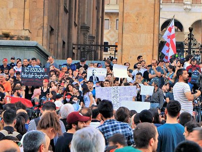 Оппозиция устраивает митинг у парламента в Тбилиси с требованием освободить депутата Мелию