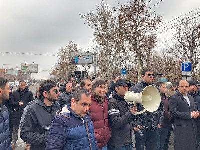 Ռոբերտ Քոչարյանի աջակիցները երթով շարժվեցին դեպի Բաղրամյան պողոտա