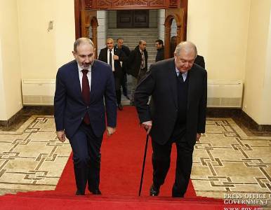 Newspaper: With what did Armenia PM “shut” President's mouth?