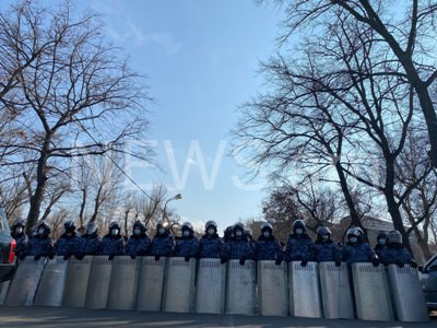 Полицейские перекрыли участок дороги, ведущий от проспекта Баграмяна к улице Демирчяна