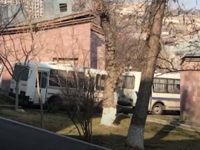 Во дворе парламента Армении автобусы с полицейскими
