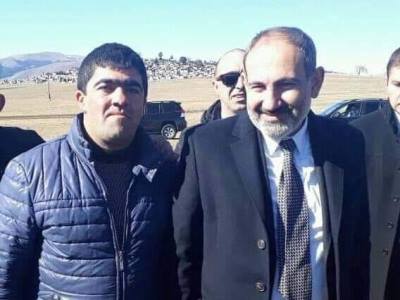 Փաշինյանի հրաժարականը պահանջած համայնքապետի փոխարեն վարչապետը ԺՊ է նշանակել «Վերջ թավիշին» կարգախոսով երիտասարդին (ֆոտո)