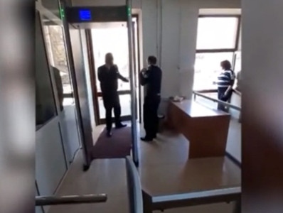 Քաղաքացիական հագուստով ոստիկանը դատարանի կարգադրիչին հարվածել ու փորձել է հրել նրան. միջադեպ դատարանում