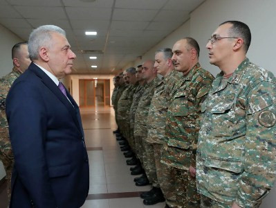 Armenia defense minister meets with Joint Group of Forces of Armenian and Russian armies