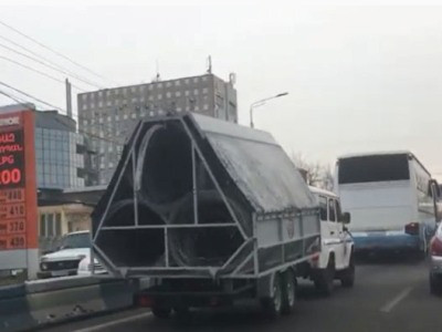 В центре Еревана полиция натягивает колючую проволоку