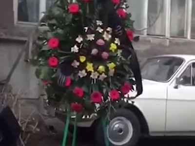 «Քաղաքական դիակ»․ Քաղաքացիները ծաղկեպսակ են դրել Հրաչյա Հակոբյանի տան բակում