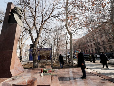 Armenia PM pays tribute to Supreme Commander Vazgen Sargsyan