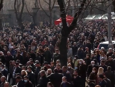 Участники акции у здания МО присоединились к митингу оппозиции на проспекте Баграмяна