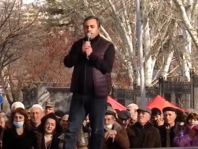 Сагателян: Если премьер-министр в понедельник уволит главу ГШ, то мы во вторник соберемся на этой площади