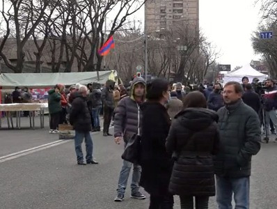 Оппозиция с проспекта Баграмяна в Ереване проводит автопробег  и шествие к военному пантеону «Ераблур»