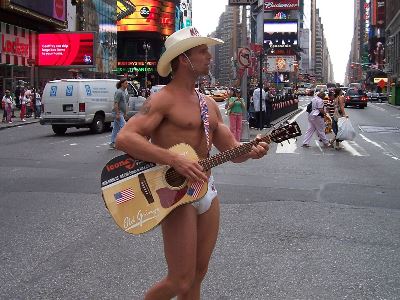 Times Square-ից հանրահայտ Մերկ կովբոյին ձերբակալել են մուրացկանության մեղադրանքով