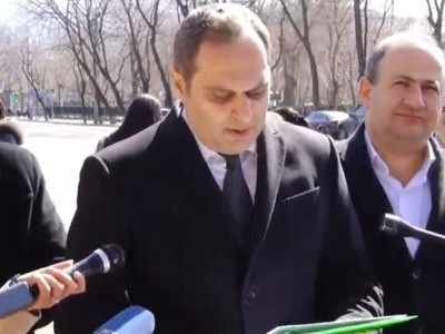 Группа граждан проводит акцию протеста у резиденции президента Армении