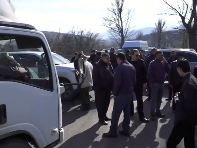 Residents of Armenia’s Ijevan block motorway