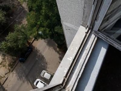 2 girls commit suicide after jumping off roof of tall building in Baku