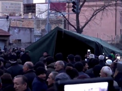 Tents pitched on Demirtchyan Street in Yerevan (LIVE)