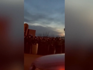 Large number of police troops near entrance to Armenia government mansion