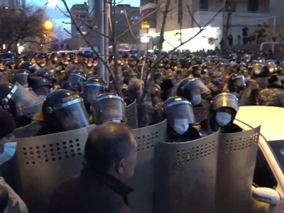Улица Демирчяна перекрыта уже  4 часа. На месте большое количество полицейских