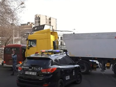 Протестующие перекрыли большим грузовиком улицу Прошяна в Ереване